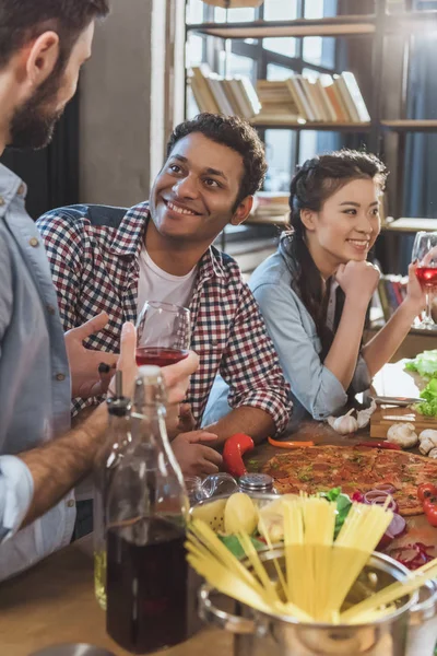 Junge Leute feiern zu Hause — Stockfoto