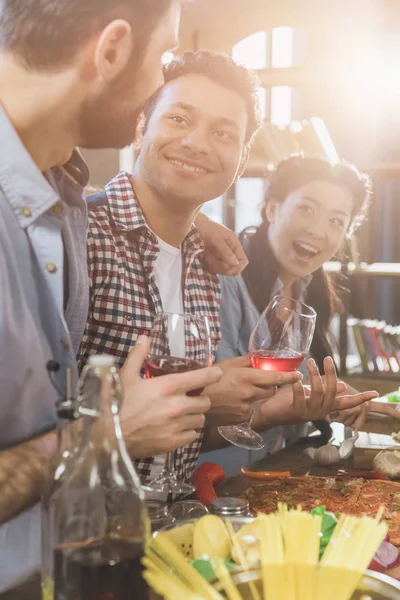 Jonge mensen thuis feesten — Stockfoto
