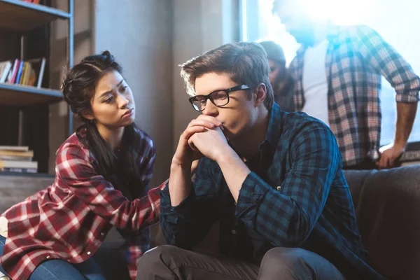 Woman supporting male friend — Stock Photo, Image