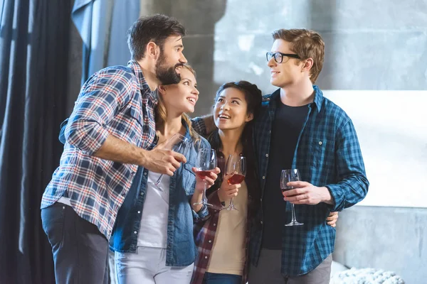 Jóvenes amigos beber vino —  Fotos de Stock