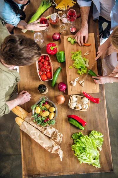 Young people eating at home party — Stock Photo, Image