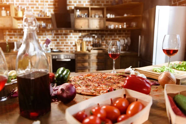 Пицца, вино и овощи готовы к вечеринке — стоковое фото