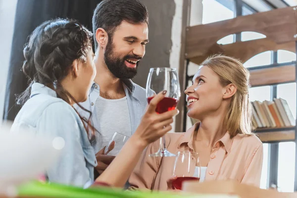 Junge Leute trinken Wein — Stockfoto