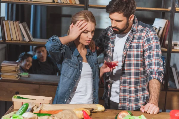 Chica molesta hablando con el novio — Foto de Stock