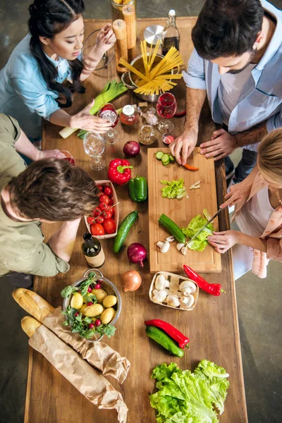 Mensen met plezier thuis partij — Stockfoto