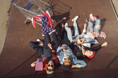 Gençler Amerikan bayrağı ile