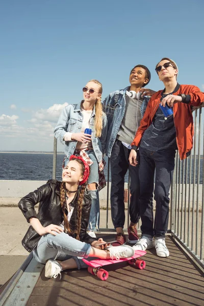 Teenagers posing in skateboard park — Stock Photo, Image