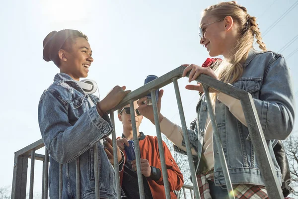 Adolescents posant dans le parc de skateboard — Photo