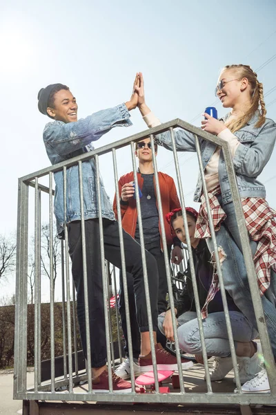 Teenagers giving highfive — Stock Photo, Image