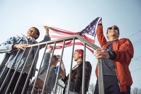 アメリカの国旗を振っているティーンエイ ジャー  — 無料ストックフォト