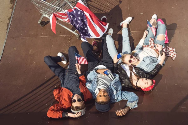 Teenagers with american flag — Stock Photo, Image