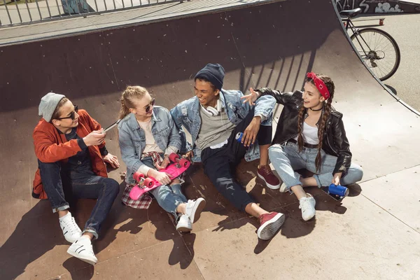 Adolescenti in posa nel parco skateboard — Foto Stock