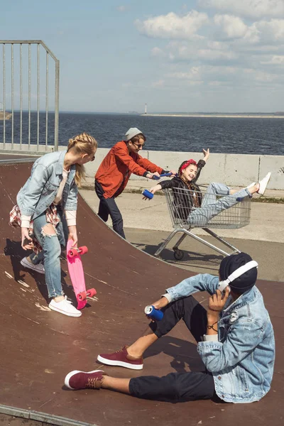 Teenagers having fun — Stock Photo, Image