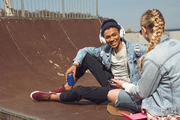 Hipster pareja en skateboard park — Foto de Stock