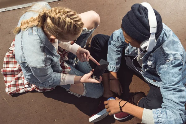 Hipster pareja en skateboard park — Foto de Stock