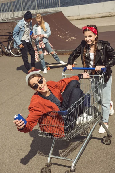 Teenagers having fun — Stock Photo, Image