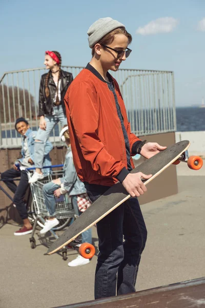 Adolescente con patín en el parque de skate — Foto de Stock