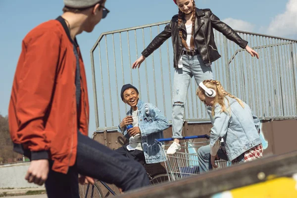 Jugendliche haben Spaß — Stockfoto