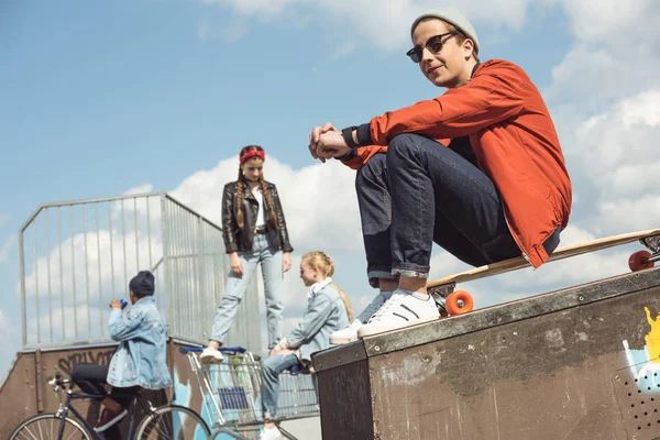 Adolescente feliz com amigos — Fotografia de Stock