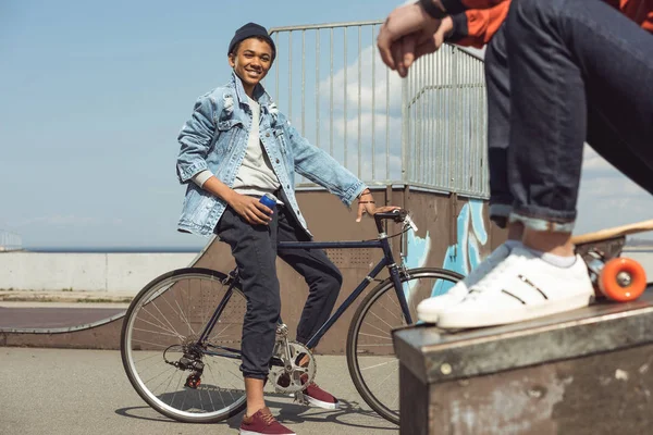 Glücklicher Teenager mit Fahrrad — Stockfoto