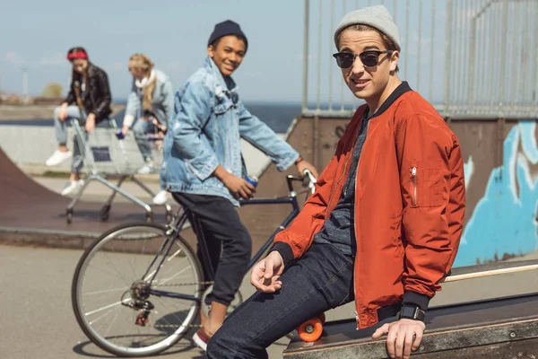 Adolescente feliz com amigos — Fotografia de Stock