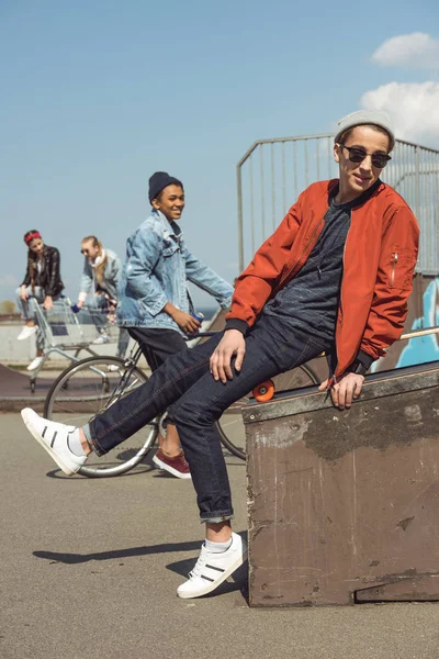 Adolescente feliz com amigos — Fotografia de Stock Grátis