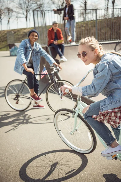 Teenagers riding bicycles — Stock Photo, Image