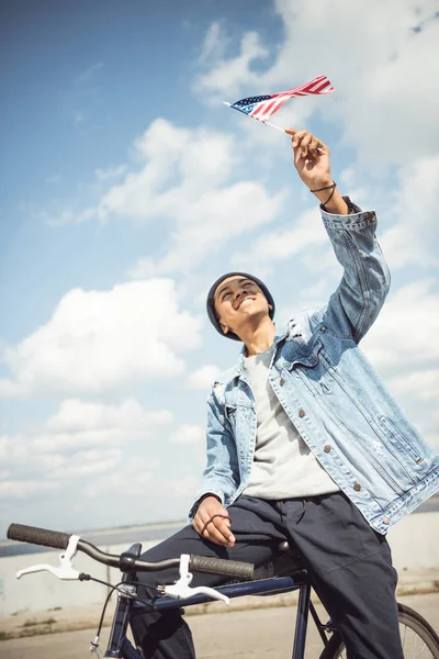 Teenager waving american flag — Free Stock Photo