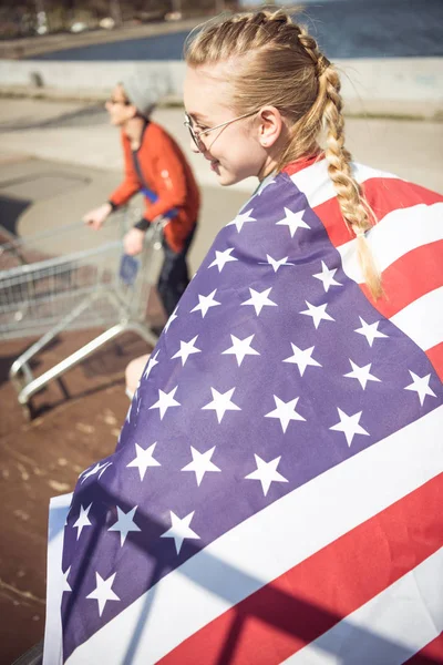 미국 국기와 소녀 — 스톡 사진