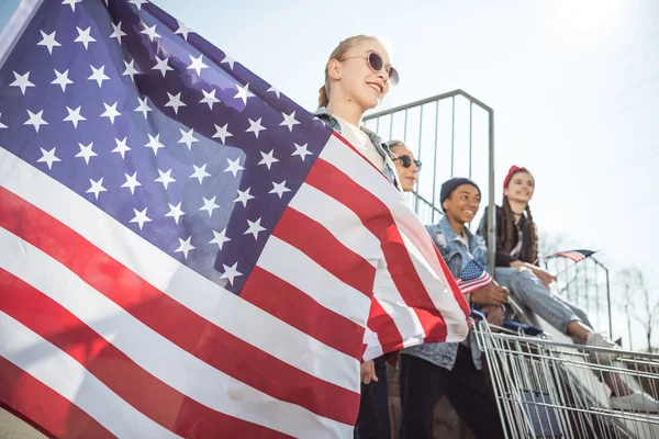 Tieners met Amerikaanse vlaggen — Stockfoto