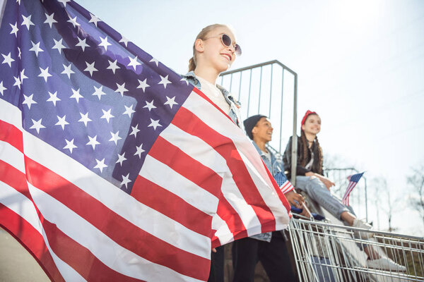Девушка с американским флагом
 