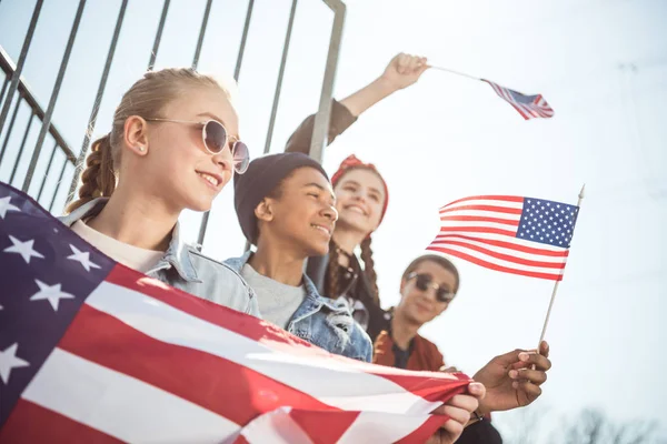 Tieners met Amerikaanse vlaggen — Stockfoto