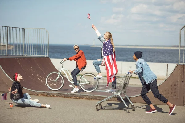 Les adolescents avec des drapeaux américains — Photo