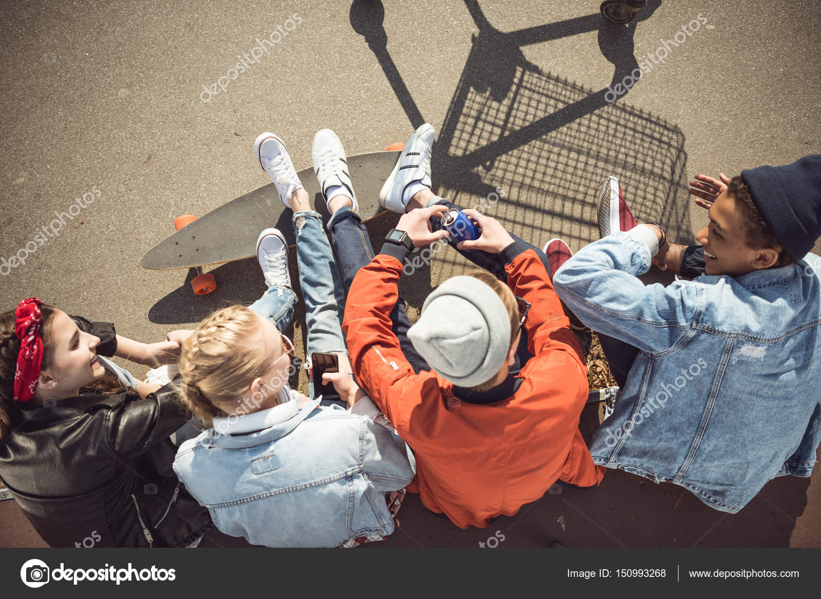 Teenagers group having fun — Stock Photo © ArturVerkhovetskiy #150993268