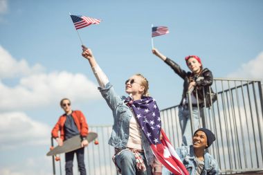 Gençler Amerikan bayrakları ile 