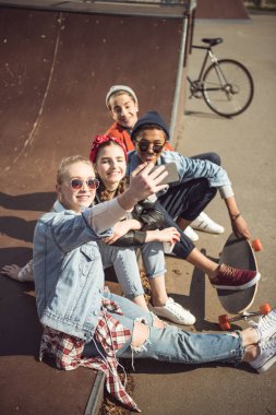 selfie alarak gençler 