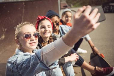 selfie alarak gençler 