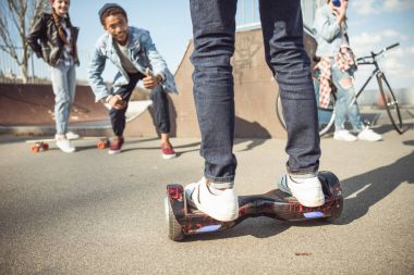 hipster çocuk sürme gyroboard