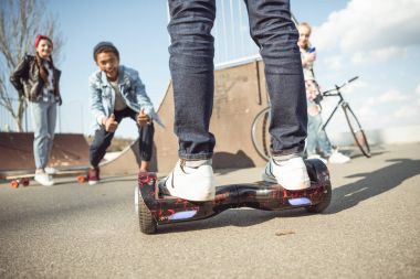 hipster çocuk sürme gyroboard
