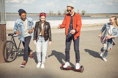 hipster çocuk sürme gyroboard