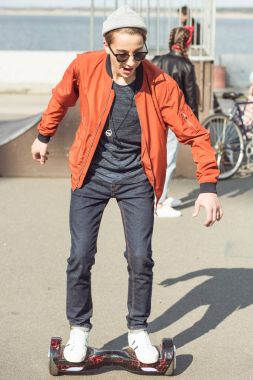 hipster çocuk sürme gyroboard