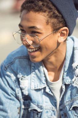 Hipster boy gülümseyerek