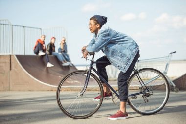 hipster çocuk binicilik bisiklet