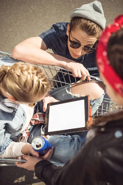 Meisje met digitale tablet — Stockfoto