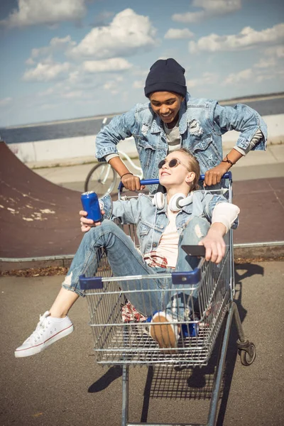 Teenagers having fun with shopping cart — Free Stock Photo
