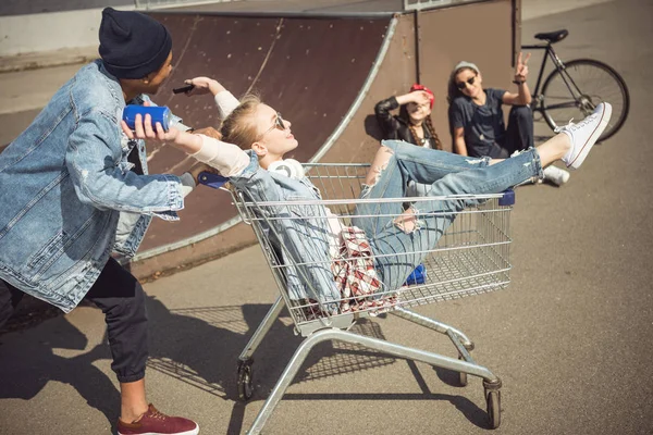 Skupina teenagerů baví — Stock fotografie