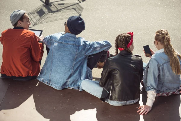 Teenagers using digital devices — Stock Photo, Image