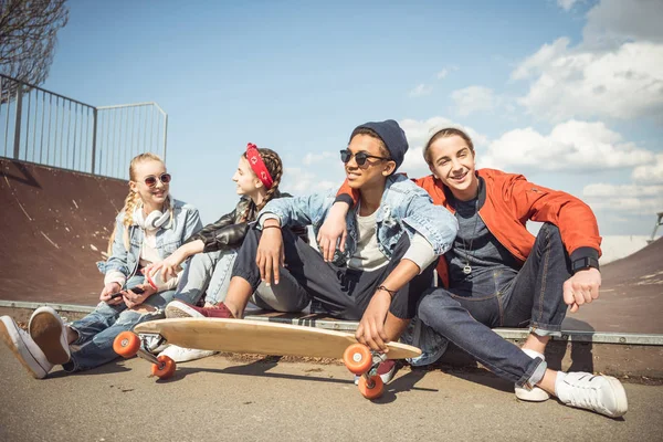 Teenagergruppe hat Spaß — Stockfoto