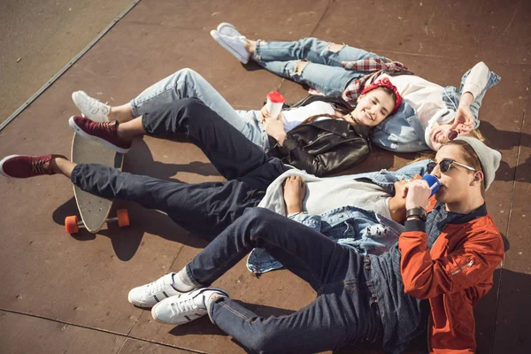 Teenagers group having fun — Stock Photo, Image