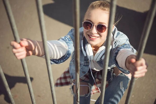 Usmívající se dívka v parku skateboard — Stock fotografie